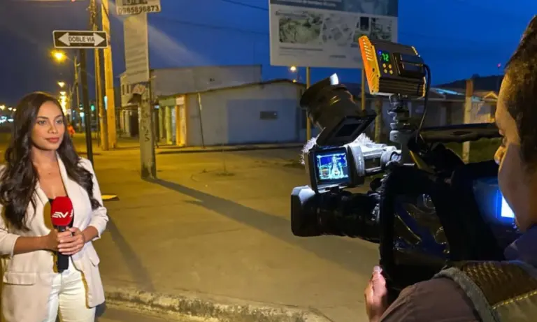 ¡Impactante momento! Reportera casi es atropellada en plena transmisión en vivo.