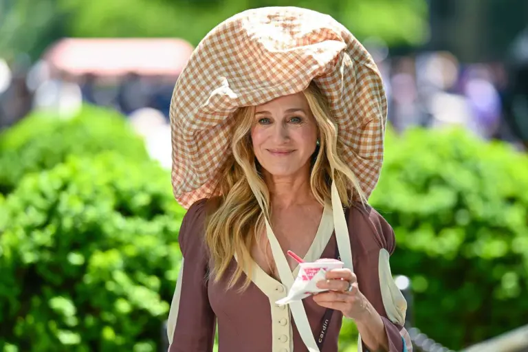 El sombrero gigante de Carrie está causando revuelo, esto es lo que opina la diseñadora