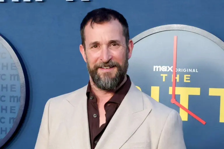 Noah Wyle se siente abrumado al recibir su estrella en el Paseo de la Fama