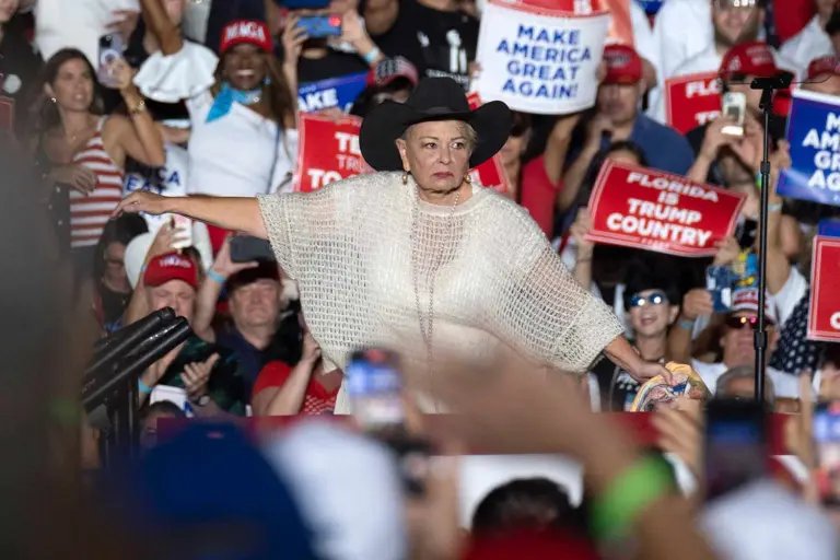 Roseanne Barr lanza duras críticas a Trump por sus comentarios sobre Epstein