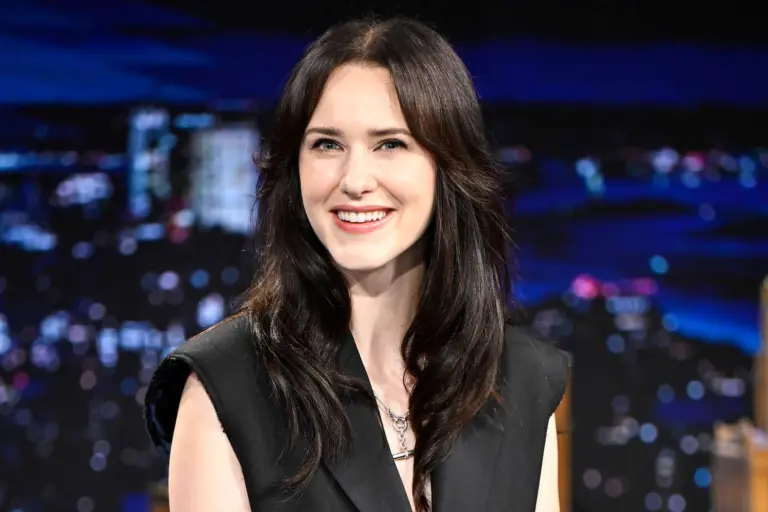 Rachel Brosnahan revela su secreto para romper su maldición de viajes