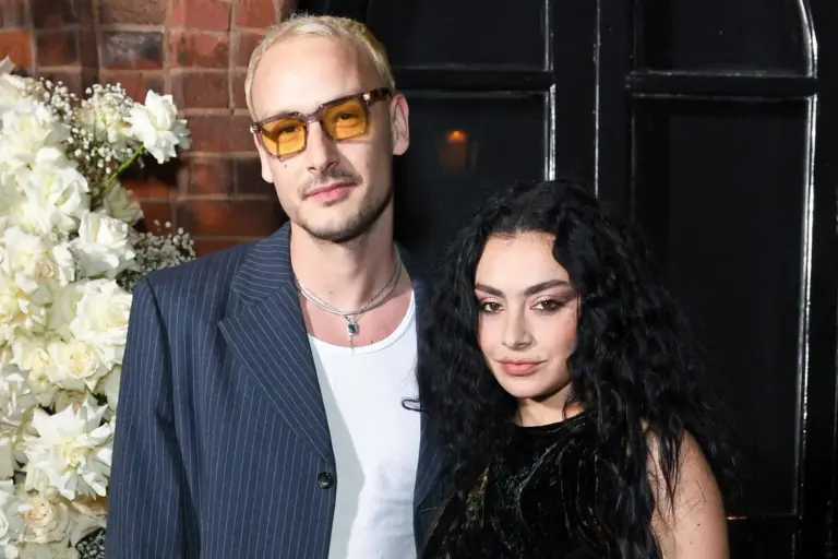 ¡Charli XCX se casa con George Daniel en una ceremonia inolvidable en Londres!