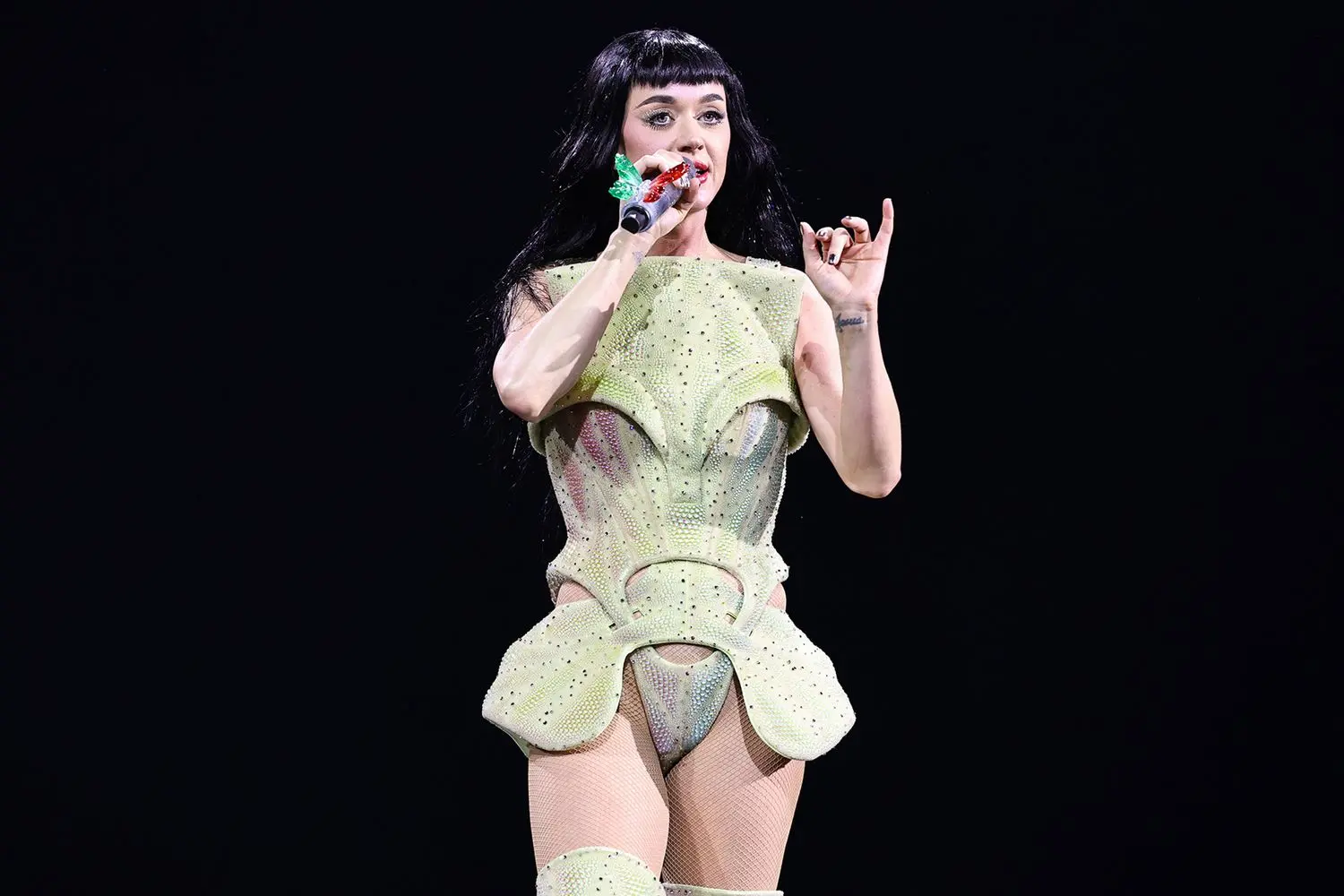 Katy Perry detiene su concierto para ayudar a fan que se desmayó en el escenario- Últimas noticias Ecuador