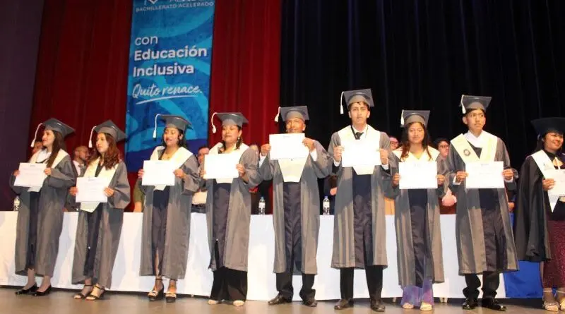 Graduación de 432 estudiantes en Quito Vuelve al Aula- Últimas noticias Ecuador