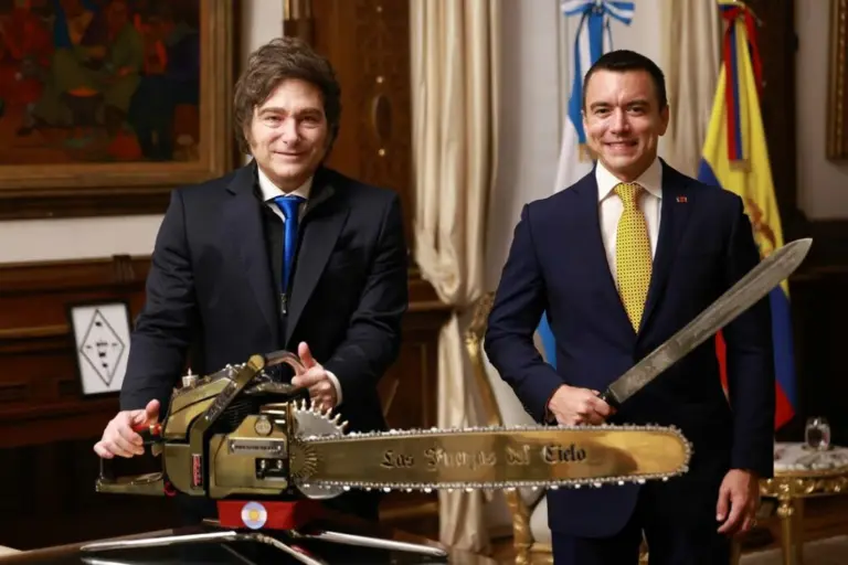 Dos presidentes y un simbolismo poderoso: Motosierra y machete en acción