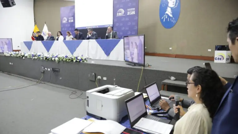 Actualización electoral en Ecuador paraliza servicios del CNE