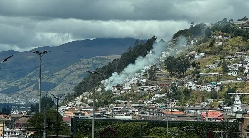 Bomberos controlan incendio por quema de desechos- Últimas noticias Ecuador