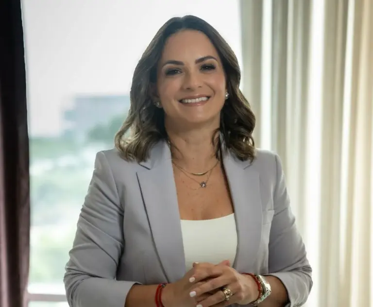 ¡Conoce a la nueva embajadora de Ecuador en Francia, Ana María Pesantes!