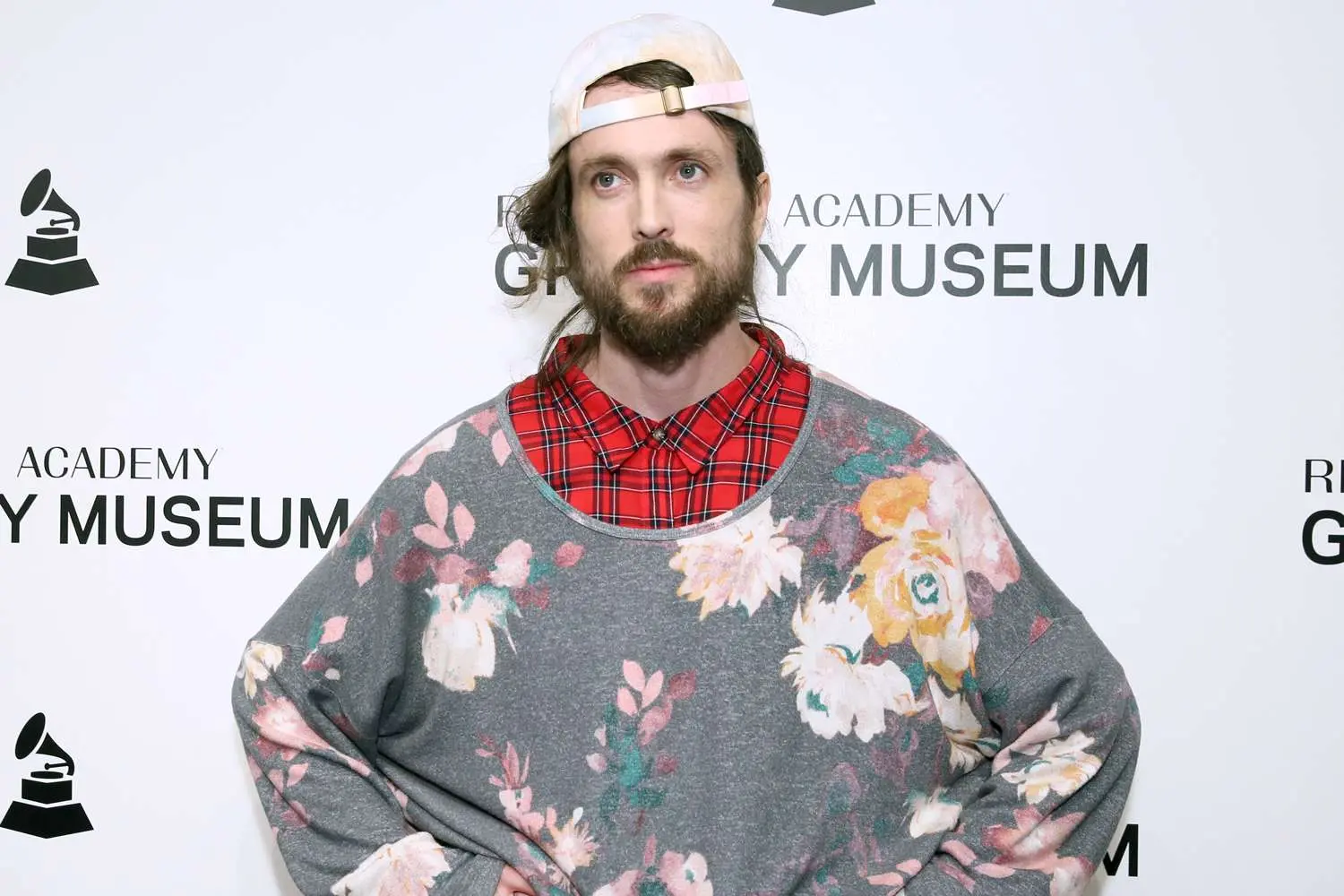 Edward Sharpe defiende