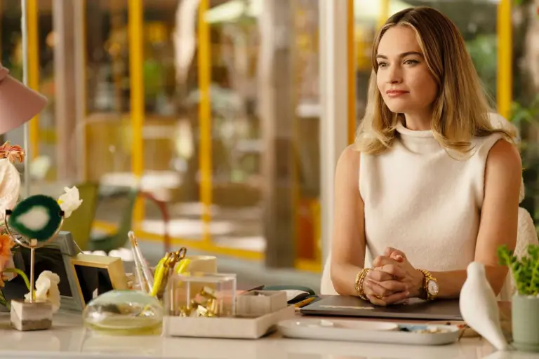 Lily James lanza una revolución contra los desnudos no solicitados en Swiped