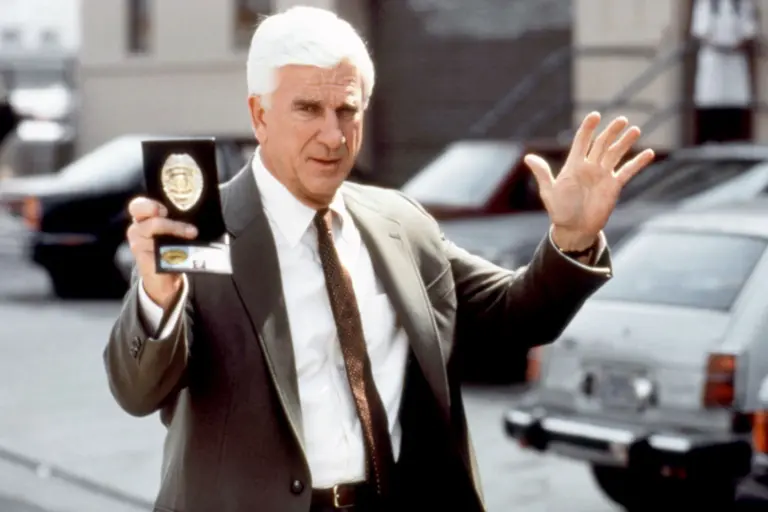 Descubre cómo Leslie Nielsen transformó la comedia en un arte con Naked Gun