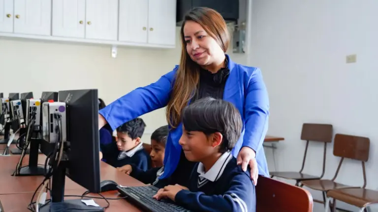 ¡Revolución Educativa! Ecuador incorpora 2,800 nuevos docentes para transformar la educación