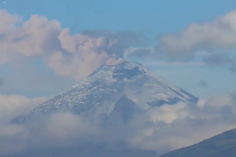¡Impactante! Cotopaxi en la mira tras múltiples réplicas sísmicas.