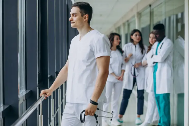 Ecuador revoluciona la salud con nueva compensación a residentes