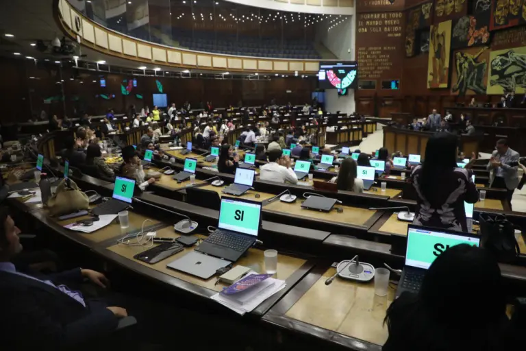 Impresionante gasto de la Asamblea en pasajes aéreos