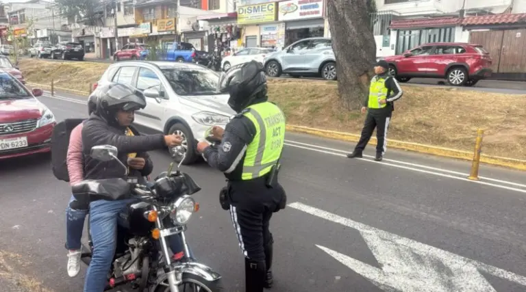 Operativos de tránsito en Quito resultan en 173 motos retenidas