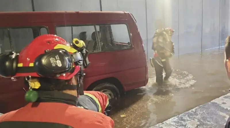 Bomberos rescatamos a cinco personas tras intensas lluvias- Últimas noticias Ecuador