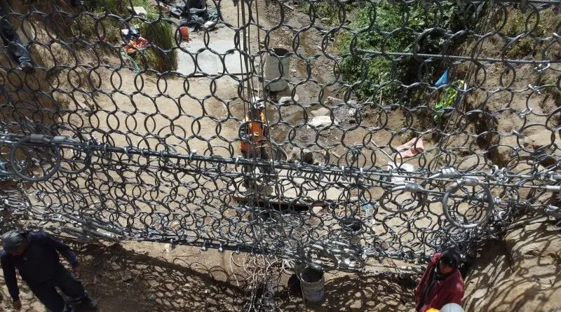 Instalan mallas de acero en quebrada para prevenir inundaciones- Últimas noticias Ecuador
