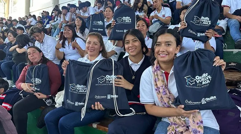 Quito entrega 2,500 kits escolares a estudiantes mayores- Últimas noticias Ecuador