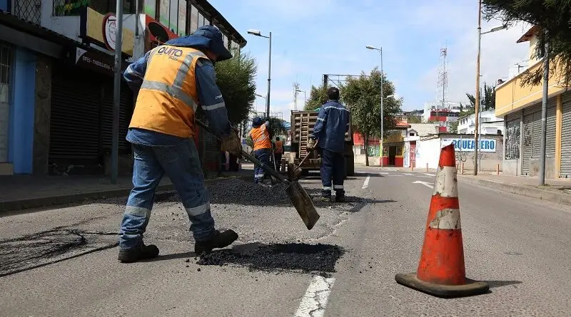 Bacheo y mantenimiento vial continúan este feriado- Últimas noticias Ecuador