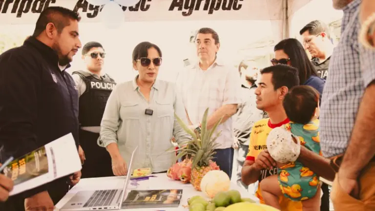 Gobierno de Ecuador impacta a miles en feriado