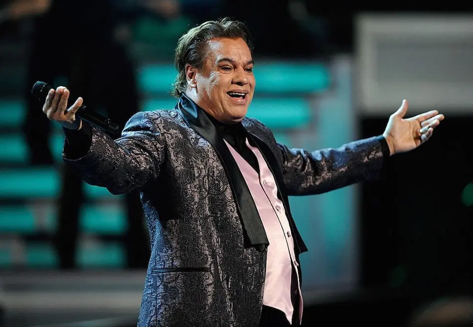 La sorprendente aparición de un hombre idéntico a Juan Gabriel en París- Últimas noticias Ecuador