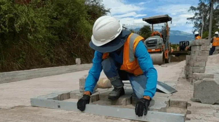 Rehabilitación de adoquinado avanza en Puembo