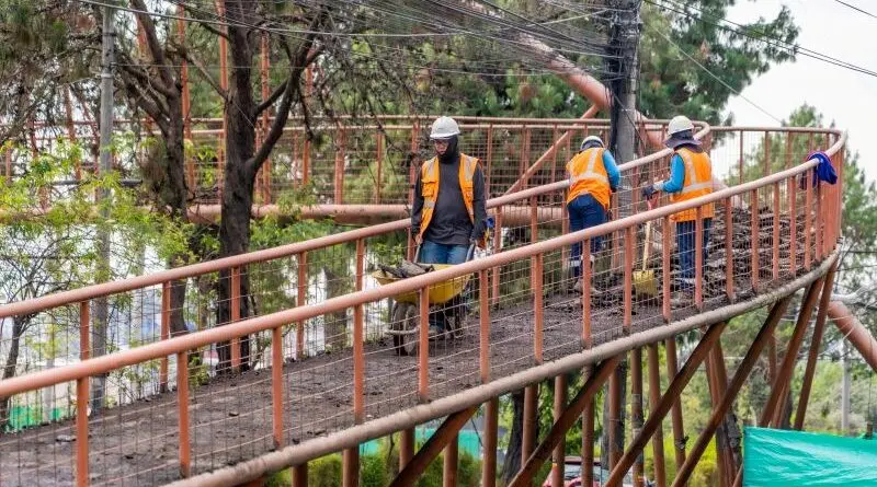 Desmontaje de puente en Avenida 10 de Agosto- Últimas noticias Ecuador