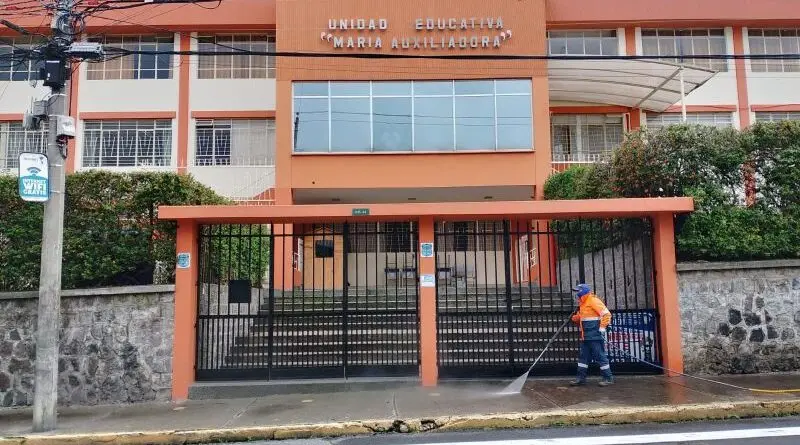 Limpieza en recintos electorales durante el referéndum- Últimas noticias Ecuador