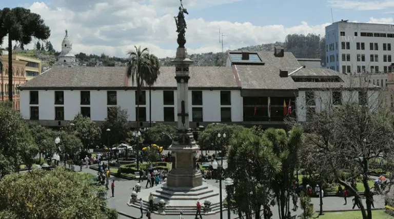 Quito y Guayaquil enfrentan paralización de contratos municipales