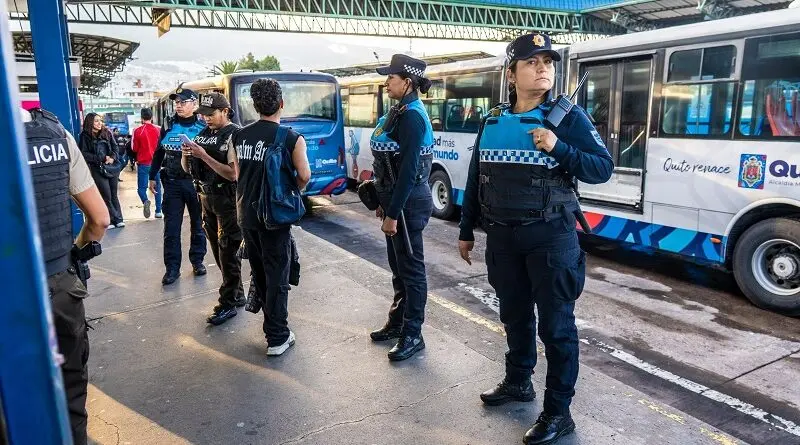 Decomiso de armas blancas en transporte municipal- Últimas noticias Ecuador