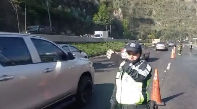 Intervención de la AMT mitiga incendio vehicular en Guápulo- Últimas noticias Ecuador