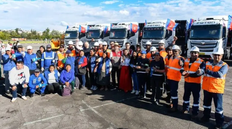 Quito presenta nueva flota de camiones para reciclaje