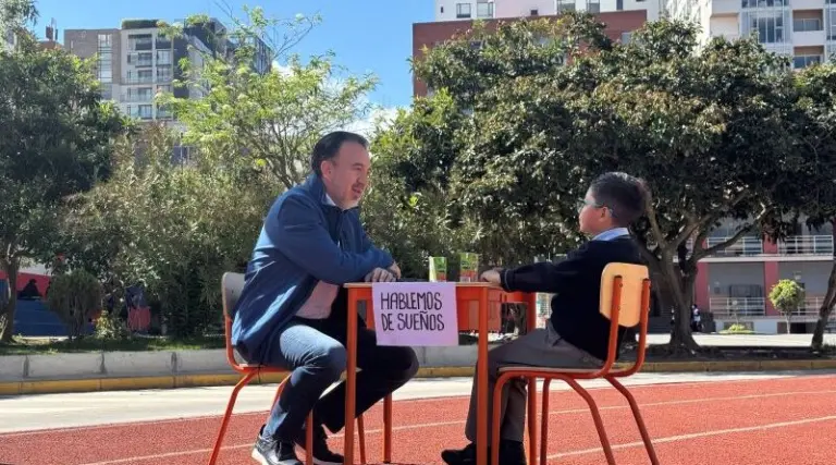 Niño entrevista al alcalde sobre sueños y futuro