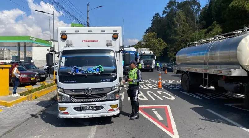 Controles de transporte pesado sancionan a 490 conductores- Últimas noticias Ecuador