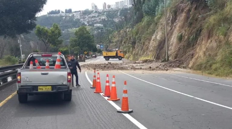 Deslizamiento de tierra en la av. Simón Bolívar