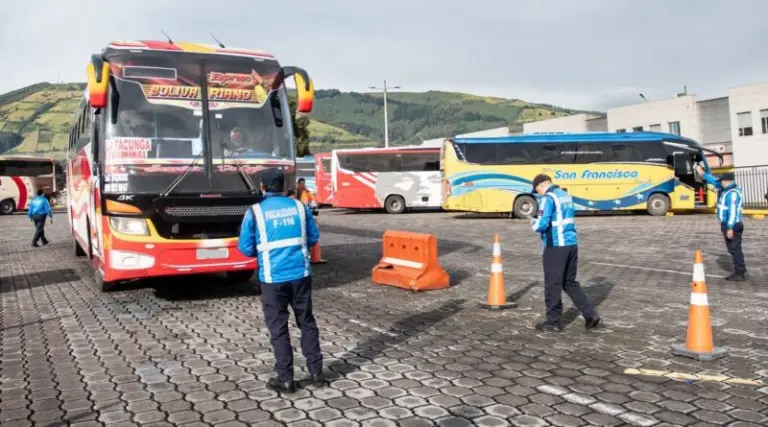Control de buses se refuerza en terminales de Quito