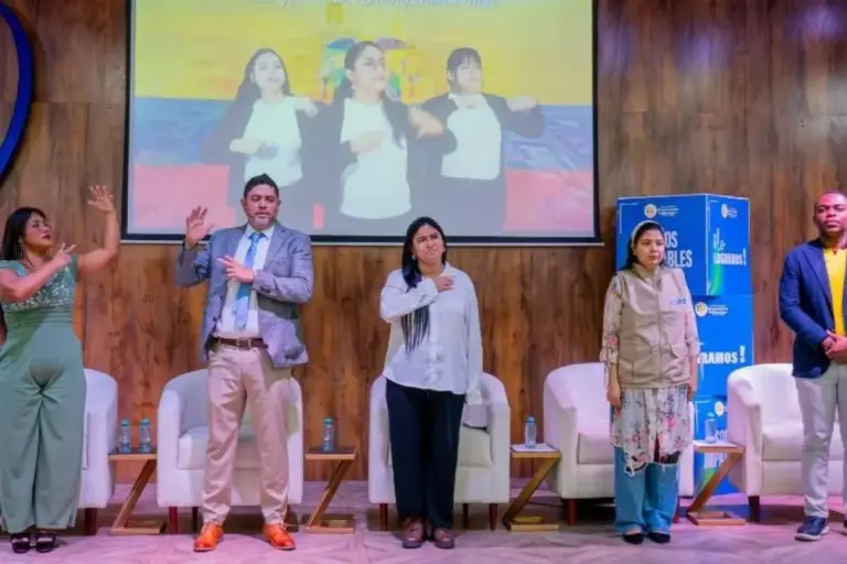 Capacitan a servidores en lengua de señas en Guayaquil