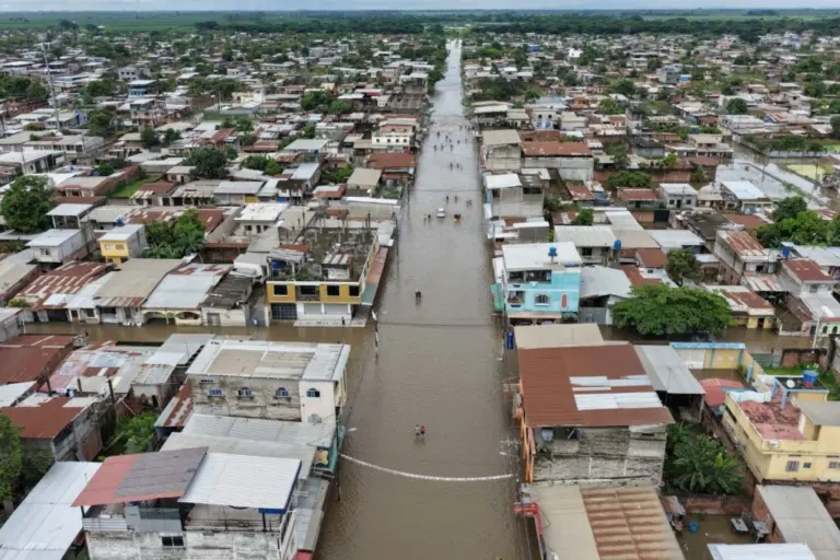 Crisis por lluvias causa emergencia en Ecuador