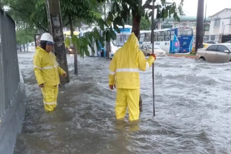 Inundaciones causan caos vehicular en Guayaquil