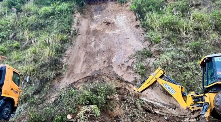 Deslizamiento de tierra afecta vía a Nayón en Quito