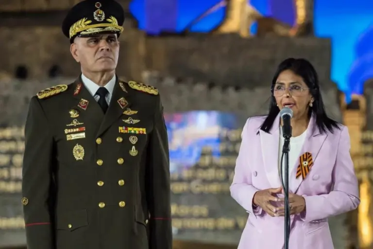 Delcy Rodríguez destituye a ministro de Defensa