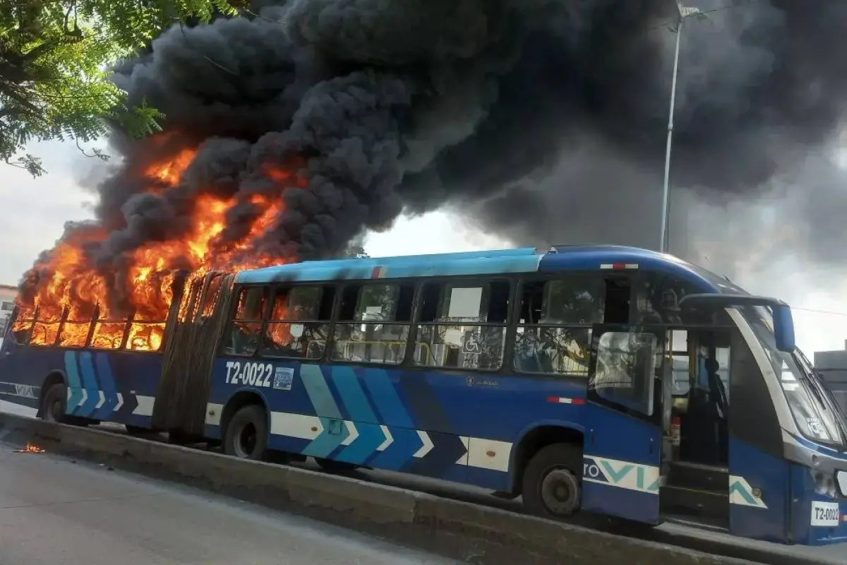 Incendio en bus de Metrovía impacta a Guayaquil- Últimas noticias Ecuador