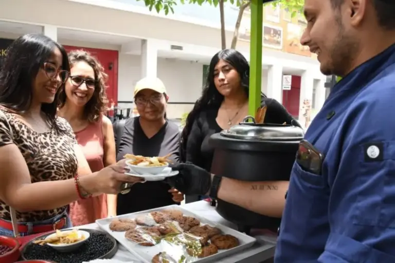 Calle Panamá se llena de fanesca en Semana Santa