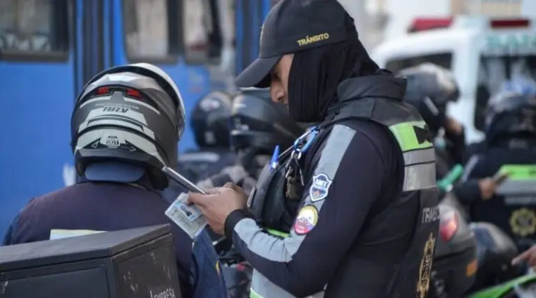 Agente de tránsito destituido por corrupción en operativo- Últimas noticias Ecuador