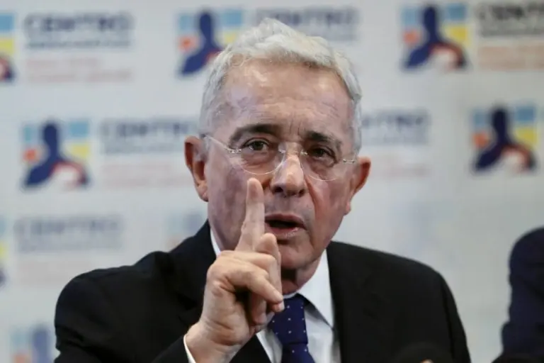 Uribe critica a Petro por crisis con Ecuador