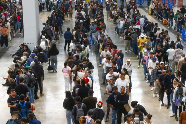 España regulariza migrantes en proceso presencial