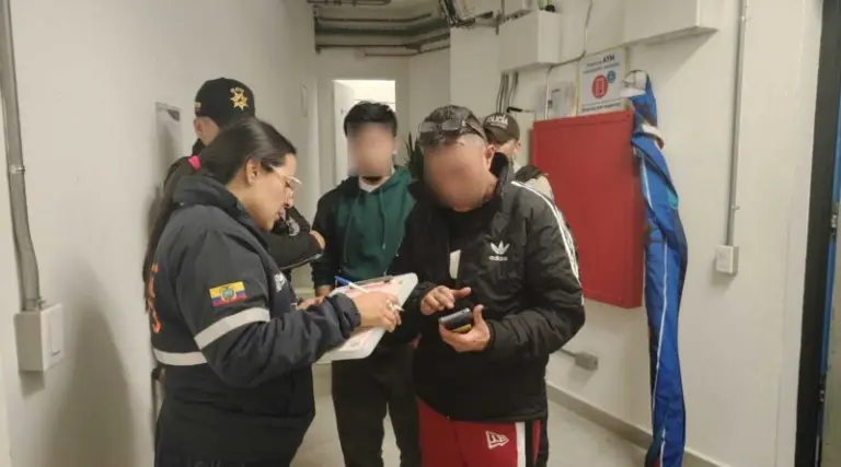 Sancionan a dos personas en el Metro de Quito