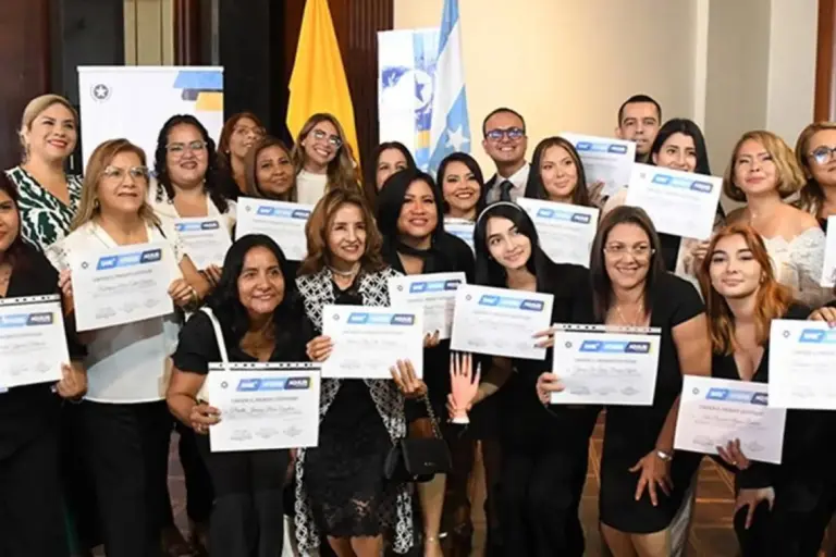 199 mujeres se capacitan en belleza en Guayaquil