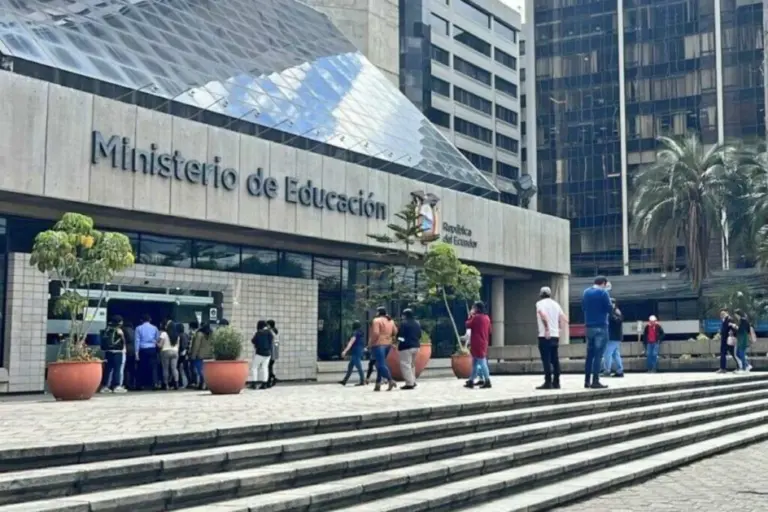 Noboa reduce ministerios y crece la duda laboral